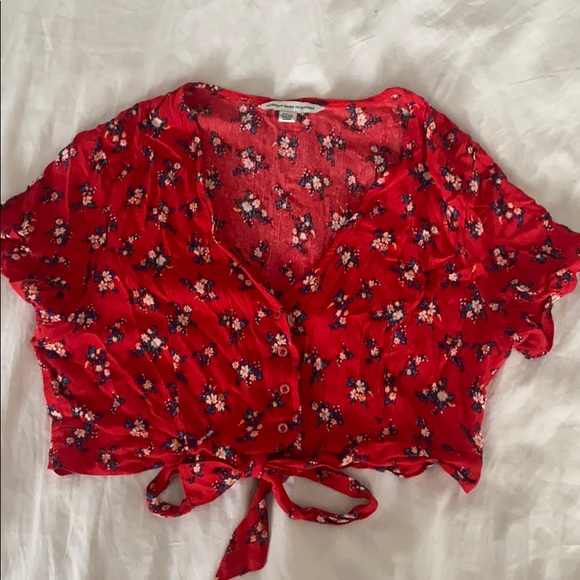 Red button and tie crop - Picture 2 of 3